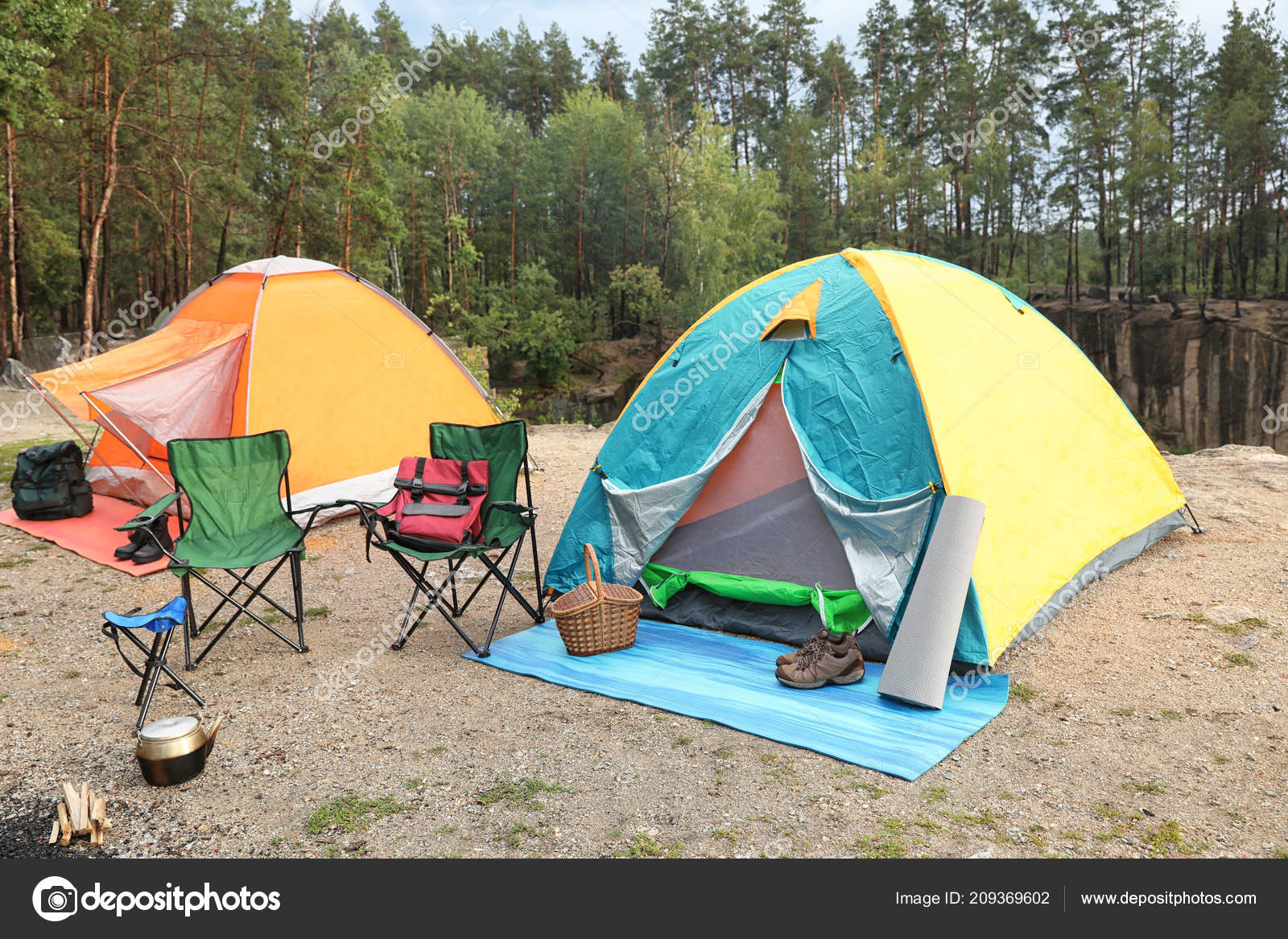 https://st4.depositphotos.com/16122460/20936/i/1600/depositphotos_209369602-stock-photo-camping-tents-accessories-wilderness-summer.jpg