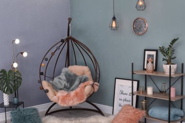 Zarif salon iç koltuk ve tüylü halı asma
