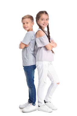 Beyaz arka plan üzerinde şirin küçük çocuklar. Mutlu bir aile