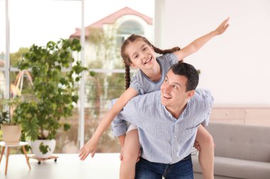 Şirin çocuk evde babamla. Mutlu bir aile