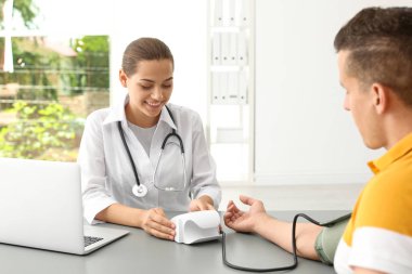 Kontrol hastanın kan basıncı hastanede doktor