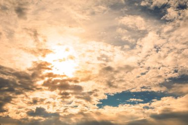 Bulutlu mavi gökyüzünün güzel manzarası