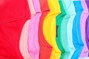 Birçok moda renkli tişörtler, görünümü kapatın