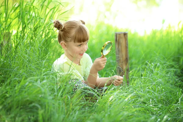 Küçük Kız Açık Havada Bitki Keşfetmek Yaz Kampı — Stok fotoğraf