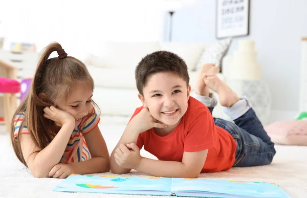 Bonito Crianças Lendo Livro Chão Sala Jogos — Fotografia de Stock
