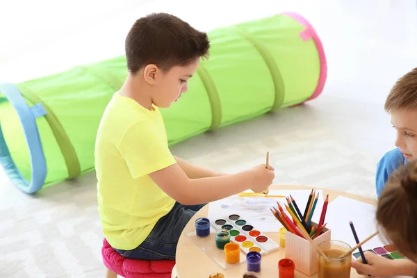 Bonito Crianças Pintando Mesa Sala Jogos — Fotografia de Stock