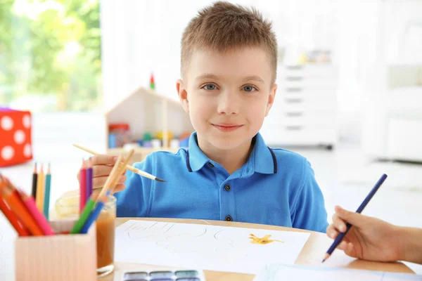 Söta Lilla Barn Målning Vid Bord Spela Room — Stockfoto