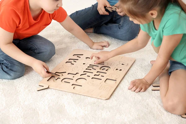 Crianças Pequenas Bonitos Brincando Juntos Chão Dentro Casa — Fotografia de Stock