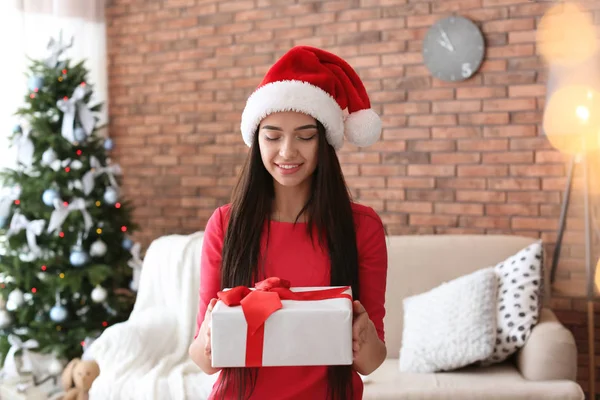 Mooie Jonge Vrouw Kerstmuts Met Een Geschenkdoos Thuis Vieren Kerst — Stockfoto