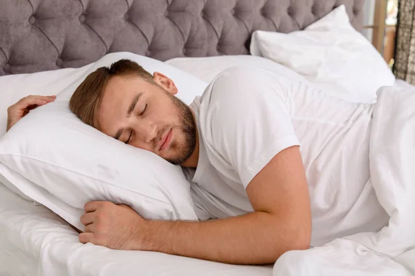 Jeune Bel Homme Dormant Dans Son Lit Maison Tôt Matin — Photo