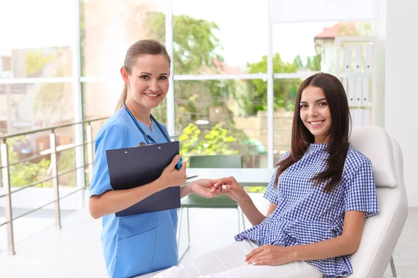 Paciente Con Cita Con Médico Hospital — Foto de Stock