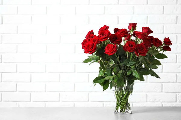 Vase Beautiful Red Roses Table Brick Wall Background — Stock Photo, Image
