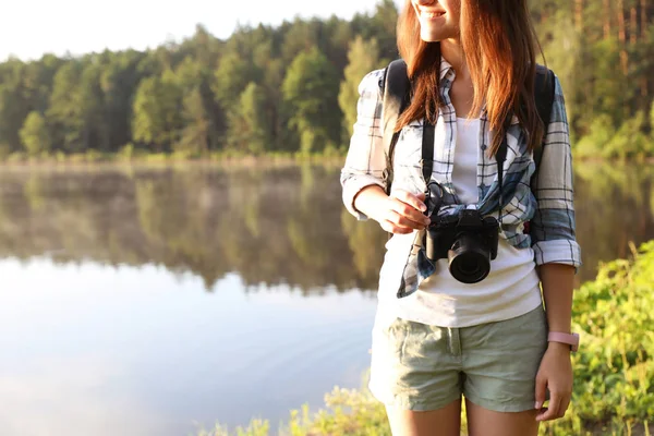 Joven Fotógrafa Con Cámara Orilla Del Lago Temporada Camping — Foto de Stock