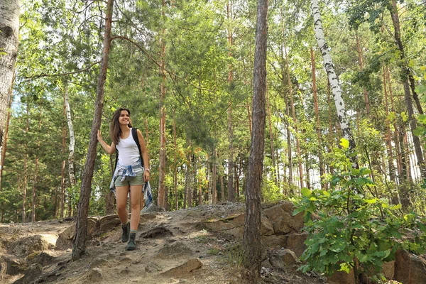 Νεαρή Γυναίκα Σακίδιο Στο Δάσος Καλοκαιρινή Μέρα Κάμπινγκ Σεζόν — Φωτογραφία Αρχείου