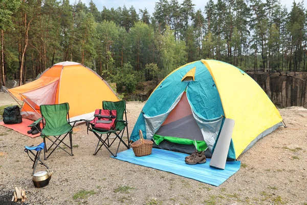 夏日荒野露营帐篷及配件 — 图库照片