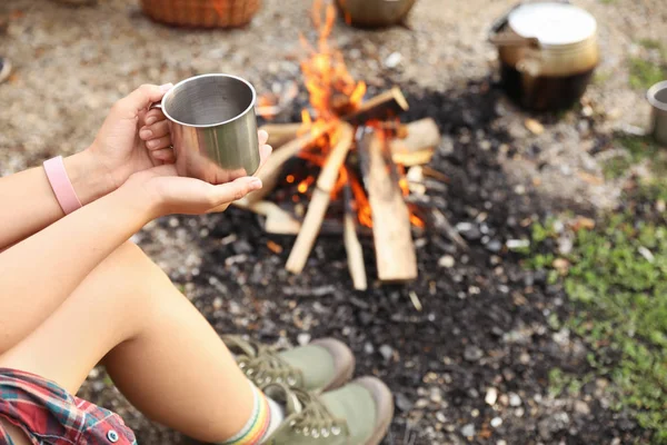 Jonge Vrouw Met Mok Buurt Vreugdevuur Buitenshuis Focus Handen Camping — Stockfoto