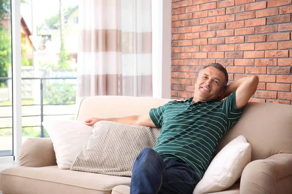 Homem Relaxante Sofá Com Almofadas Confortáveis Casa — Fotografia de Stock