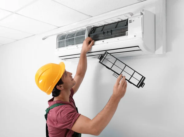 Mannelijke Technicus Schoonmaken Van Airconditioner Binnen — Stockfoto