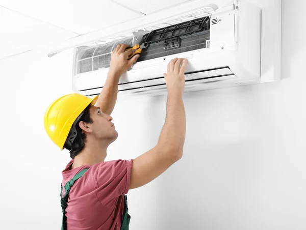 Male Technician Checking Repairing Air Conditioner Indoors — Stock Photo, Image