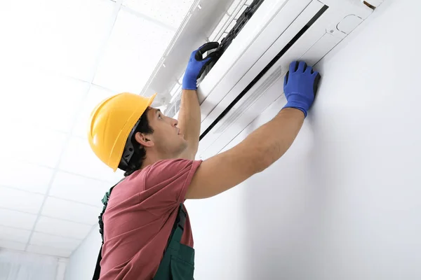 Techniker Überprüft Klimaanlage Innenräumen — Stockfoto
