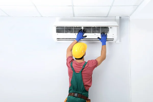 Male Technician Checking Air Conditioner Indoors — Stock Photo, Image