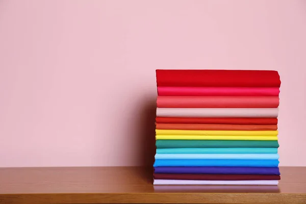Tablo Renkli Arka Plan Üzerinde Parlak Shirt Yığını — Stok fotoğraf