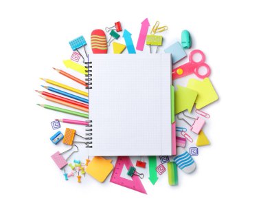 Farklı okul kırtasiye ve beyaz arka plan üstünde defter ile kompozisyon