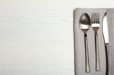 Çatal ve peçete hafif ahşap arka plan, üstten görünüm üzerinde. Tablo ayarı