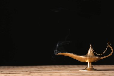 Aladdin lambayı dilek siyah arka plan karşı ahşap tablo