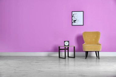 Şık salon iç rahat koltuk ile