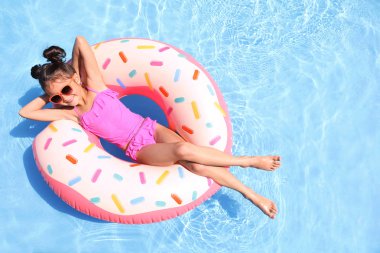 Yüzme havuzunda şişme halka ile küçük kız