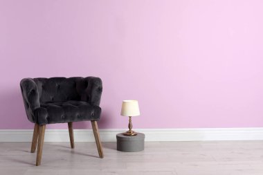 Şık salon iç metin için yer ile rahat koltuk
