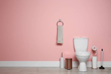 Yeni seramik klozet banyo metin için yer