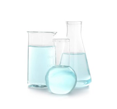 Laboratuar kapkacakları beyaz zemin üzerine sıvı ile. Kimyasal analiz