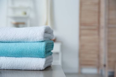 Tablo arka plan bulanık karşı havlu yığını