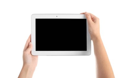 Tablet ile boş perde beyaz arka plan üzerinde tutan kadın. Mockup tasarım için
