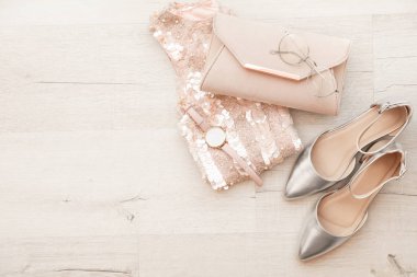 Şık kadın kıyafeti ve ahşap arka plan üzerinde metin için yer düz yatıyordu kompozisyonu