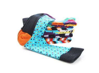 Beyaz arka plan üzerinde birçok yeni renkli çorap