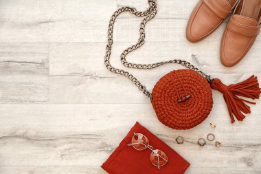 Düz örme çanta ve tasarım ahşap arka plan üzerinde alan şık kümesiyle, lay