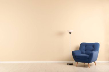 Şık salon iç rahat koltuk ve metin için yer ile