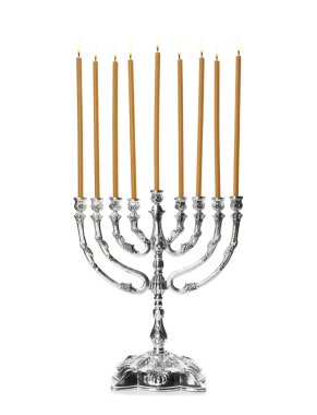 Hanukkah menorah beyaz zemin üzerine mumlar ile