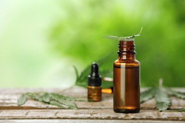 Kenevir şişeyle ayıklamak tablo ve metin arka plan bulanık karşı için yer