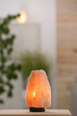 Himalaya tuz lambası arka plan bulanık karşı masada