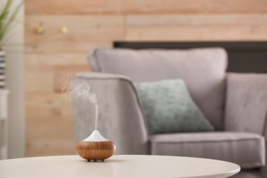 Aroma yağ difüzör lambası arka plan bulanık karşı masada