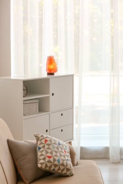 Himalaya tuz lambası ile şık oda iç