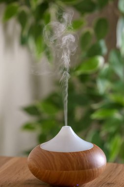 Aroma yağ difüzör lambası arka plan bulanık karşı masada