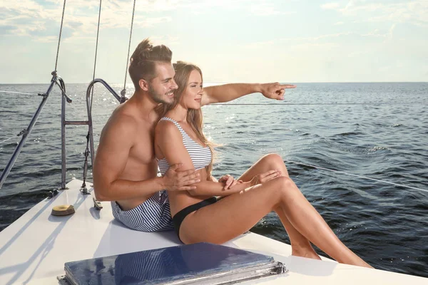 Jovem Sua Bela Namorada Biquíni Sentados Iate Casal Feliz Férias — Fotografia de Stock