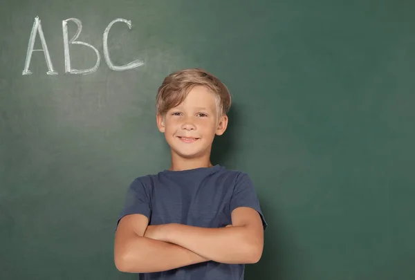 Criança Escola Perto Quadro Negro Com Letras Abc — Fotografia de Stock