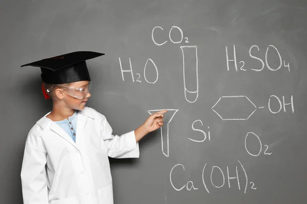 Criança Escolar Uniforme Laboratório Com Tampa Pós Graduação Fórmulas Químicas — Fotografia de Stock