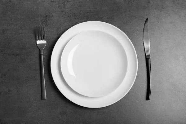Leeres Geschirr Und Besteck Auf Grauem Hintergrund Draufsicht Tischdekoration — Stockfoto